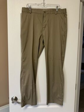 Nike Men's Chino Pants in Olive/Tan